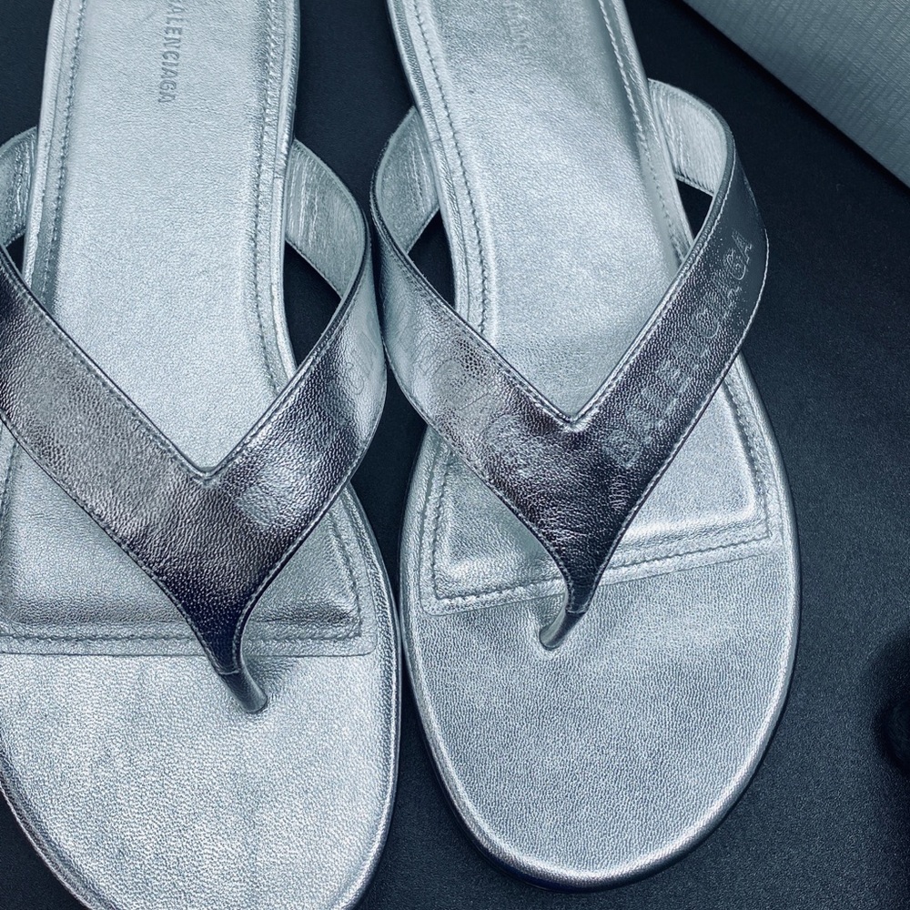 Balenciaga Women’s Round Metallic Leather Flip Flops SIZE 40 SILVER AUTHENTIC - Picture 4 of 8
